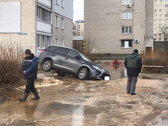 Внедорожник едва не ушёл под землю в Дзержинске