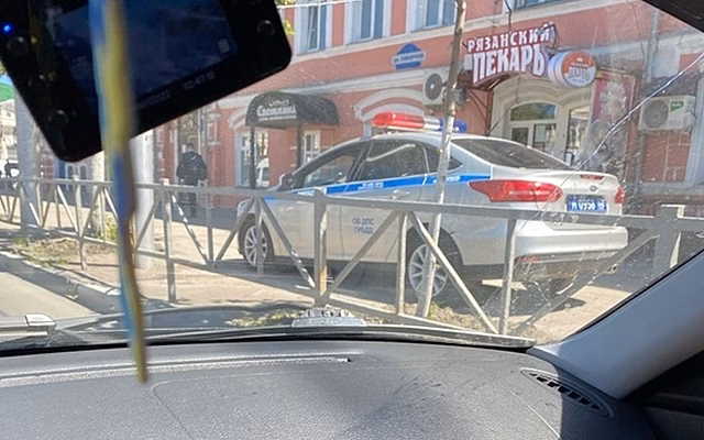 В центре Рязани засняли припаркованную на тротуаре машину ДПС