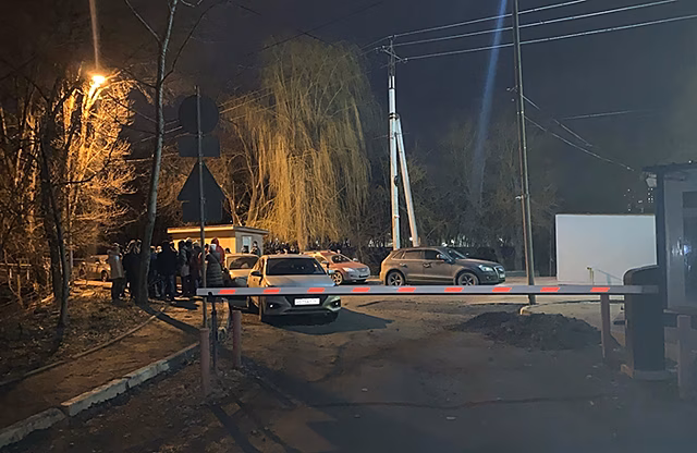 Хочешь подъехать к своему дому — заплати. Около многоэтажки в Ростове-на-Дону появился шлагбаум с платным въездом