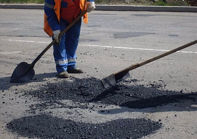 В Воронеже идет ямочный ремонт дорог