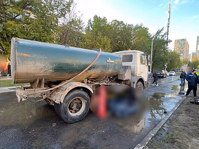 Грузовик насмерть задавил мужчину на электровелосипеде в Москве