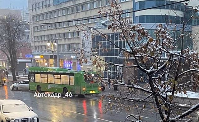 В Курске на ул.Ленина произошло ДТП с легковым авто и «Волгабасом»