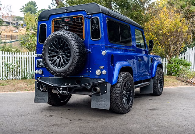 Defender Дженсона Баттона с двигателем Corvette продан за 94,5 тысячи долларов