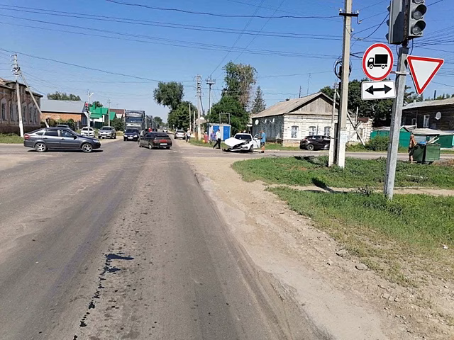 Мужчина проехал на красный свет и устроил ДТП с 2-мя пострадавшими под Саратовом