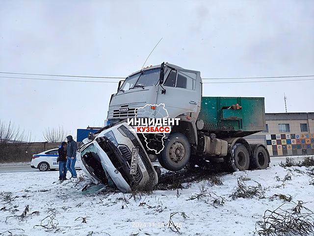 Соцсети: ДТП с участием трех автомобилей произошло на одной из улиц в Кемерове
