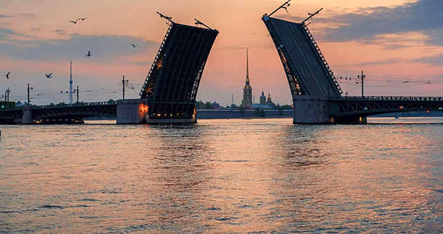 Петербурженка погибла во время свидания, упав в котлован разведенного моста: жуткое видео