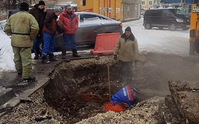 В Рязани ликвидируют коммунальную аварию на Дзержинского