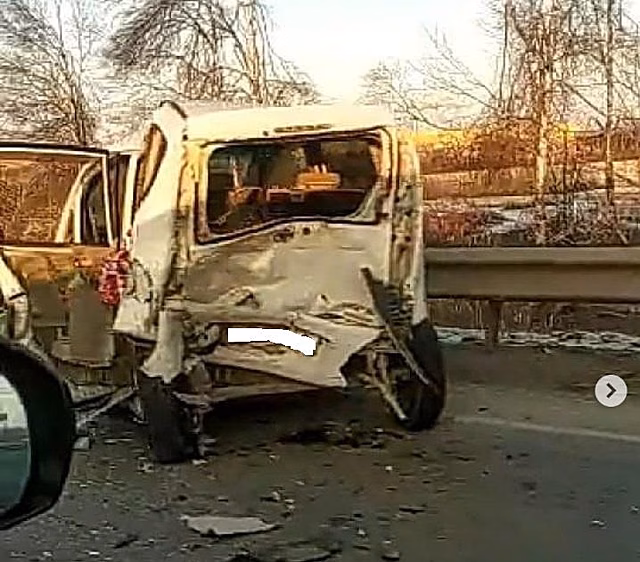 Помяли: во Владивостоке на аэропортовской трассе произошло жесткое ДТП