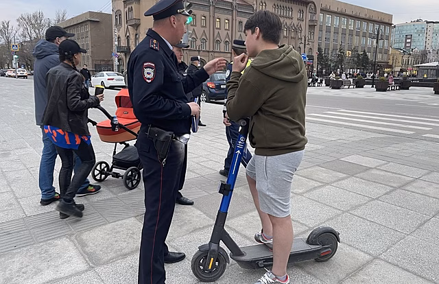 Любителям электросамокатов запретили разъезжать по центру Саратова