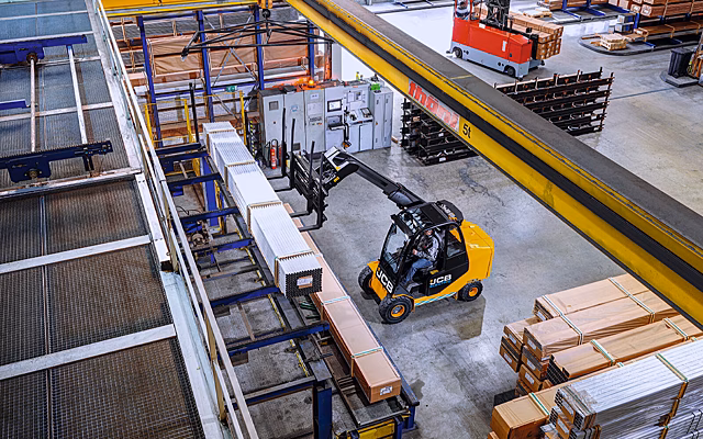 Компания JCB выпустила свой первый электрический телескопический погрузчик