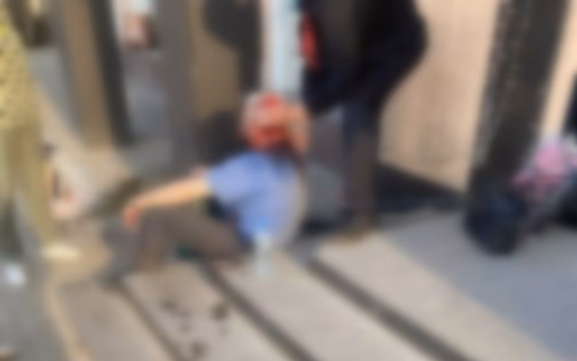 В центре Рязани засняли мужчину с окровавленной головой