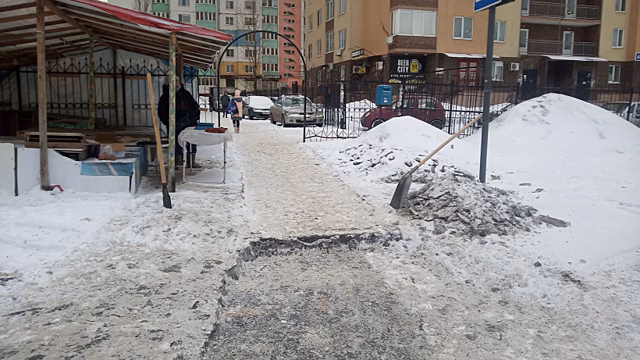 Саратовский активист продолжает чистить дороги в Солнечном. Ему предложили найти работу