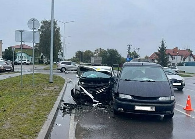 В Гурьевске минивэн на мокрой дороге вылетел на встречку и столкнулся с легковушкой