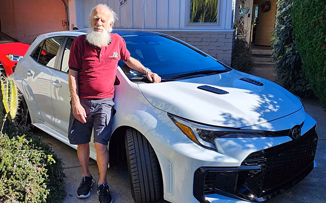 87-летний дедушка купил новенькую Toyota GR Corolla в качестве первого «простого» автомобиля