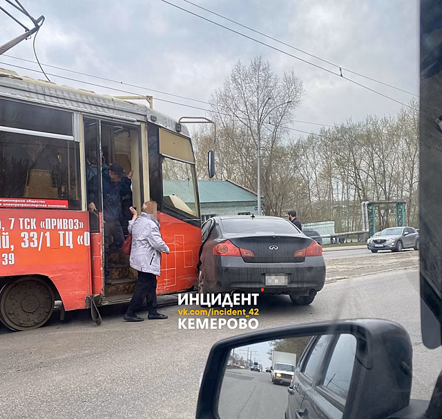 Лихой трамвай протаранил иномарку в Кемерове