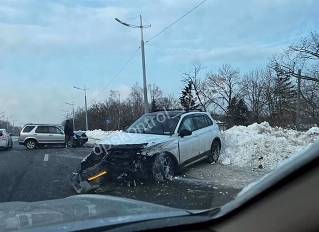 «И не жалко им свои машины?»: в пригороде Владивостока произошло ДТП