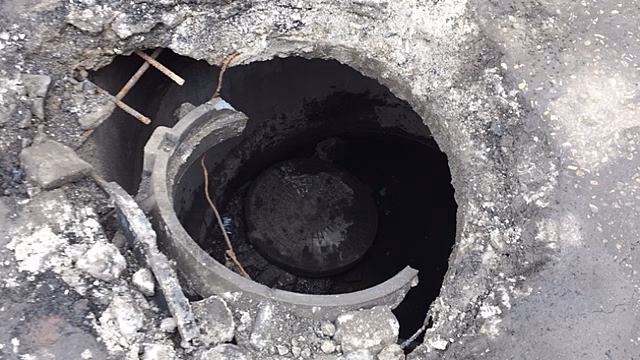 У саратовского торгового центра начал проваливаться канализационный коллектор