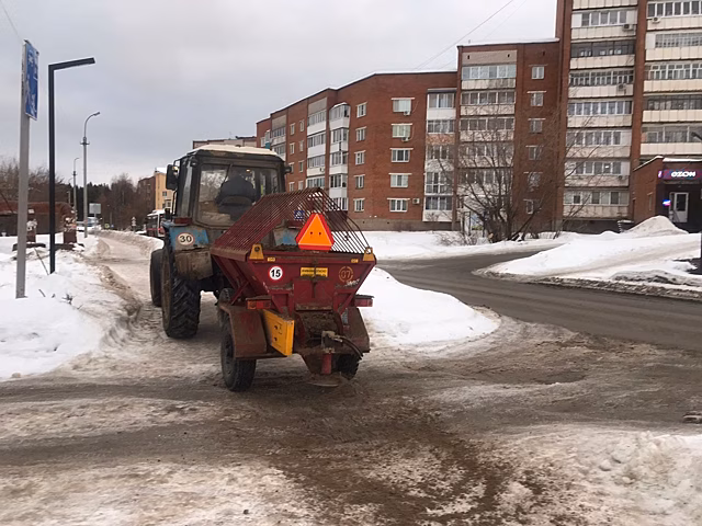 «Кадры решают всё»: в Воткинске не хватает водителей снегоуборочной техники