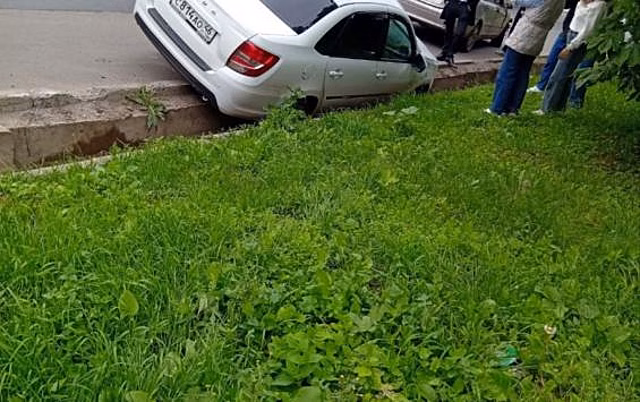 В центре Курска легковушка застряла в сливной яме