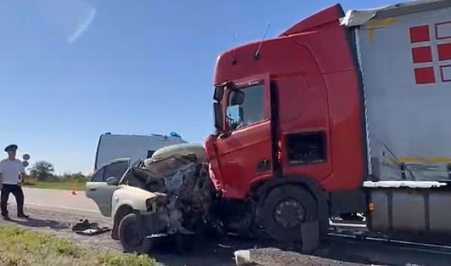 В Волгоградской области водитель иномарки погиб после столкновения с фурой