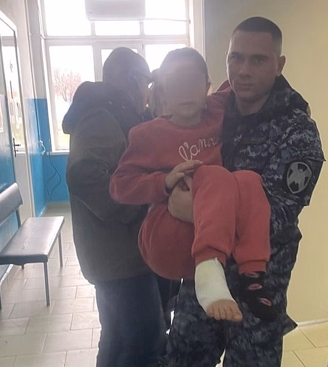 Донес на руках: в Миллерово росгвардеец помог матери с травмированным ребенком добраться до больницы