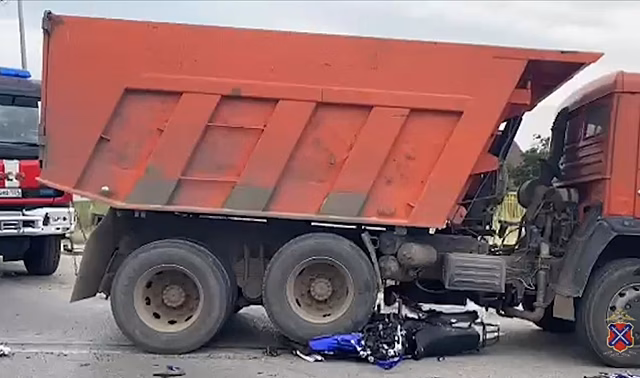В Волгограде в аварии с КамАЗом погибли мотоциклист и его пассажир