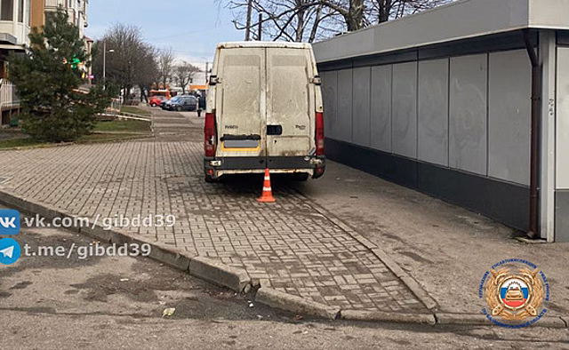 На Дзержинского водитель микроавтобуса сдал назад и сбил женщину, стоявшую на тротуаре
