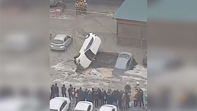 Провалились сквозь землю: три авто в Петербурге упали в яму с кипятком