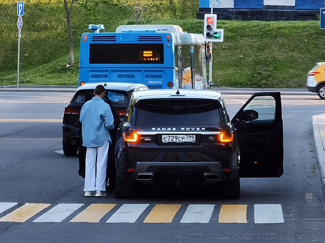 В центре Москвы автомобиль сбил ребенка на велосипеде