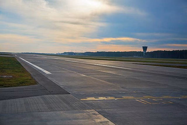 Автомобиль едва не столкнулся с пассажирским Boeing в аэропорту Москвы