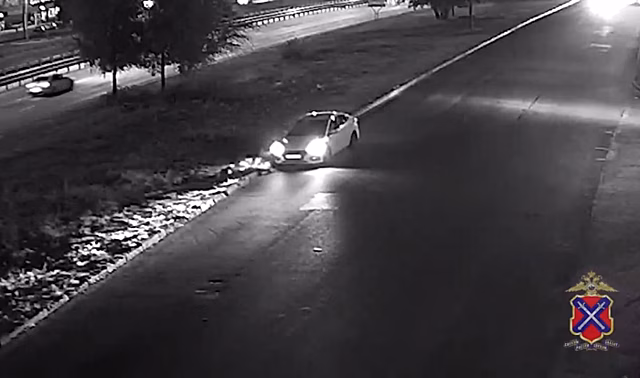 В Волгограде опубликовали видео ДТП с пешеходом, бросившимся под колеса иномарки
