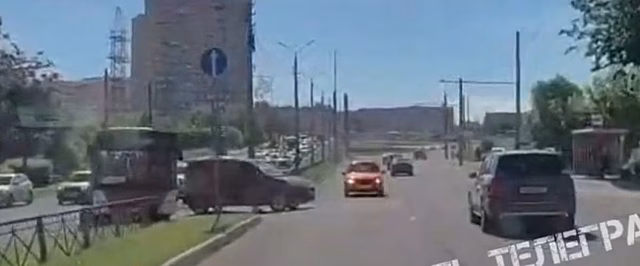 В Туле Lada выехала на встречную полосу на Ложевой