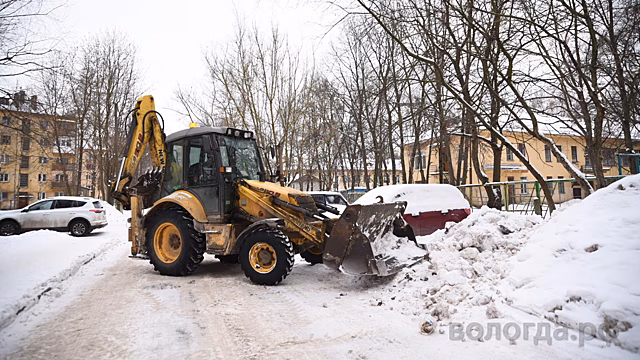 Припаркованные машины мешают уборке во дворах Вологды