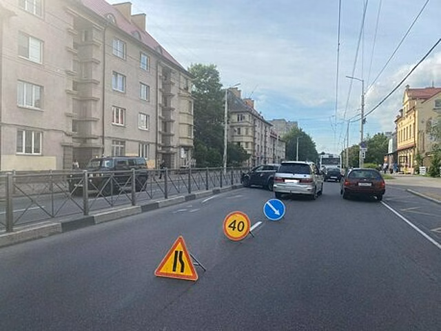 На Горького легковушка попала в ДТП и отлетела в отбойник, пытаясь объехать автобус на остановке