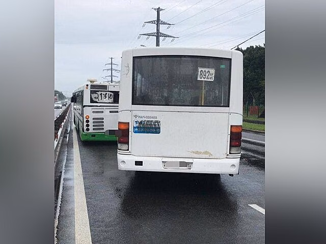 Авария с участием двух автобусов произошла на светофоре в Москве
