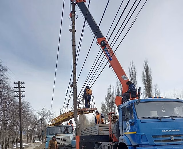 На улицах Курска восстанавливают наружное освещение