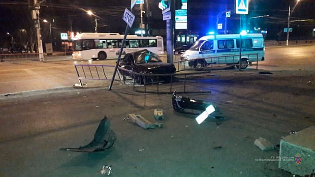 В Волгограде 20-летний водитель "Нексии" влетел в столб