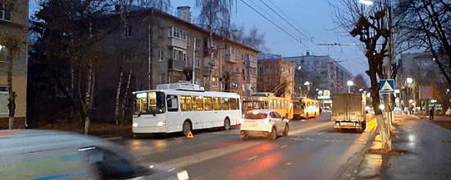 В центре Рязани оторвавшийся провод троллейбуса повредил автомобиль