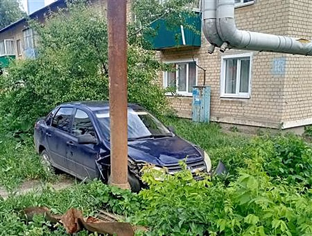 В Самарской области Lada въехала в трубу, пострадал ребенок