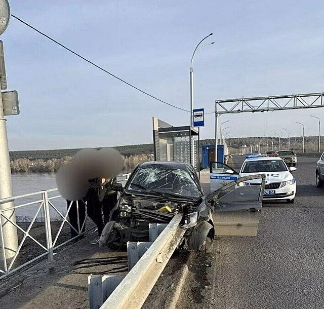Машину пьяного лихача насадило на отбойник на кемеровском мосту, пострадал пассажир