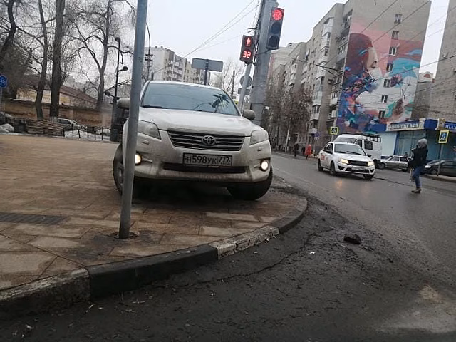 Автохам на Toyota Land Cruser припарковался на аллее на Рахова в Саратове