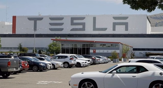 Tesla приостановила производство в США из-за нехватки деталей