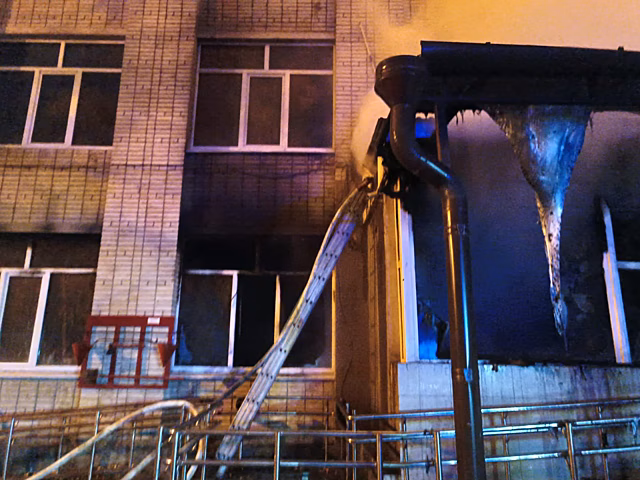 В Ростове потушили пожар в Торгово-экономическом колледже