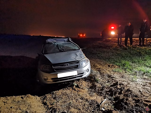 В Волгоградской области автомобиль перевернулся в кювет
