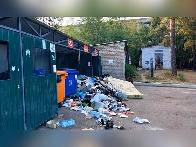 Свалка образовалась в одном из дворов на КСК в Чите