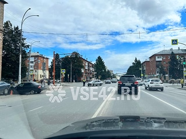 Сразу 6 транспортных средств попали в жесткое ДТП на Красноармейской в Кемерове