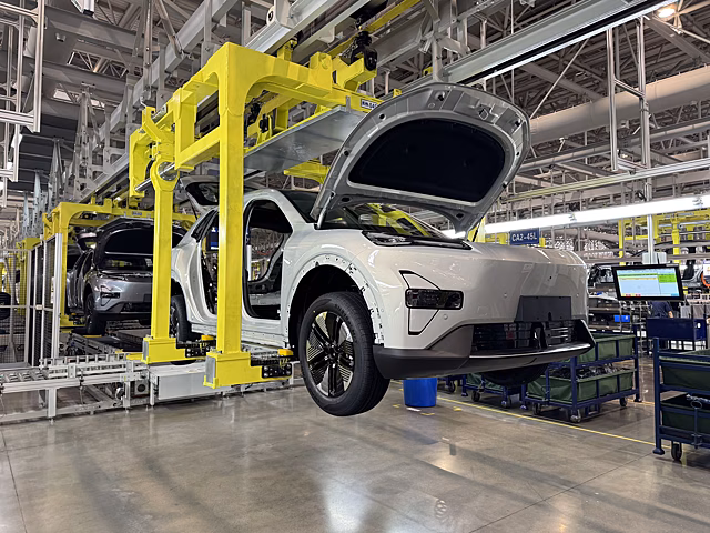 По заветам партии: молодёжь и роботы на заводе Changan Smart Factory