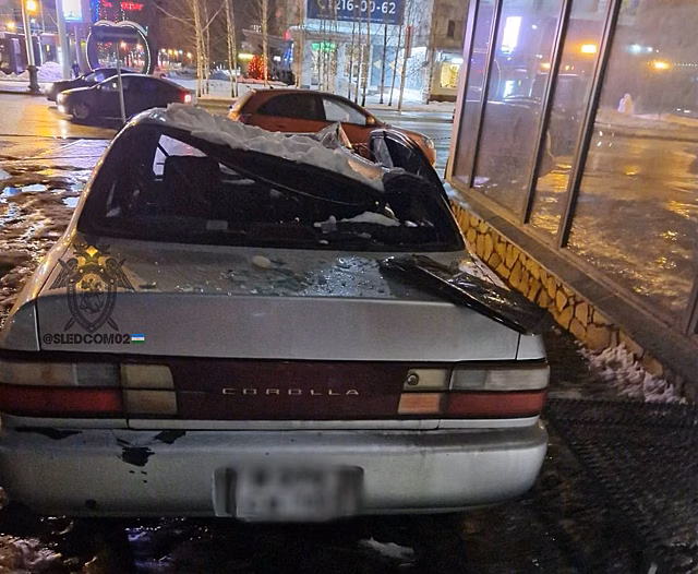 В Уфе следователи устанавливают обстоятельства травмирования женщины в результате падения наледи на крышу автомобиля