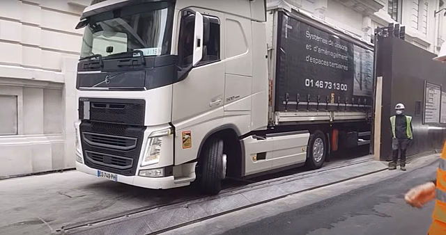 Кто сможет повторить: водитель Volvo с полуприцепом заехал на очень узкую строительную площадку