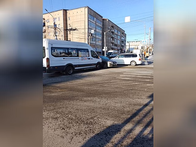 В Чите маршрутка влетела в иномарку